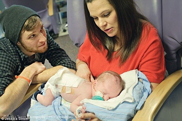 Những hình ảnh vô cùng cảm động trong phòng chăm sóc tích cực cho bé sơ sinh 3