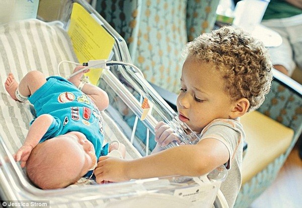 Những h&igrave;nh ảnh v&ocirc; c&ugrave;ng cảm động trong ph&ograve;ng chăm s&oacute;c t&iacute;ch cực cho b&eacute; sơ sinh 4