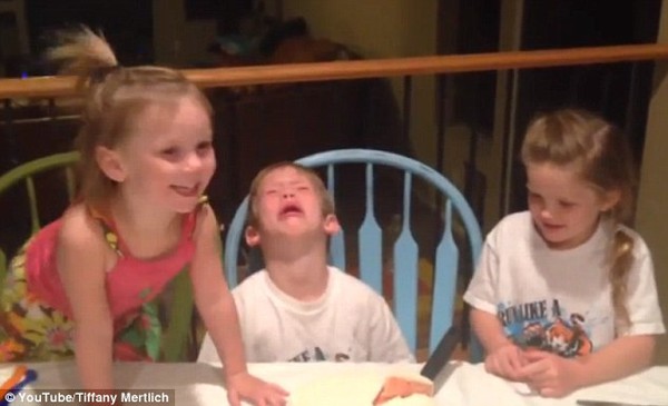 Cười “đau ruột” với phản ứng của một cậu bé khi biết tin có thêm em gái 2