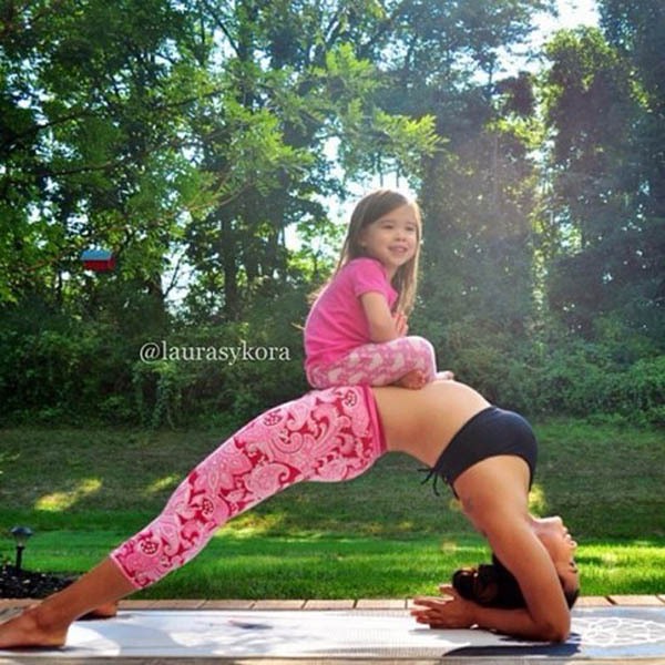 Thêm những hình ảnh siêu yêu của "bà mẹ yoga" 18