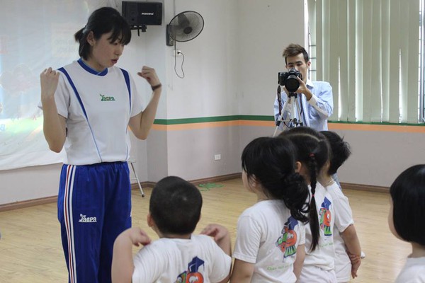 Cô giáo Nhật dạy 8 động tác thể dục tại nhà giúp trẻ thông minh hơn 1
