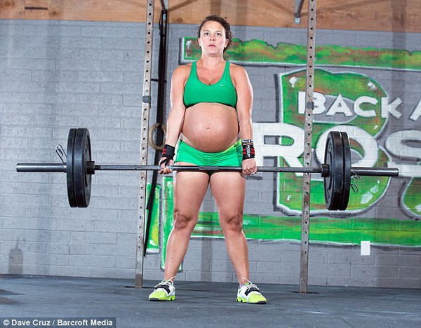 Bà bầu nâng tạ nặng hơn 96kg trước khi sinh 1