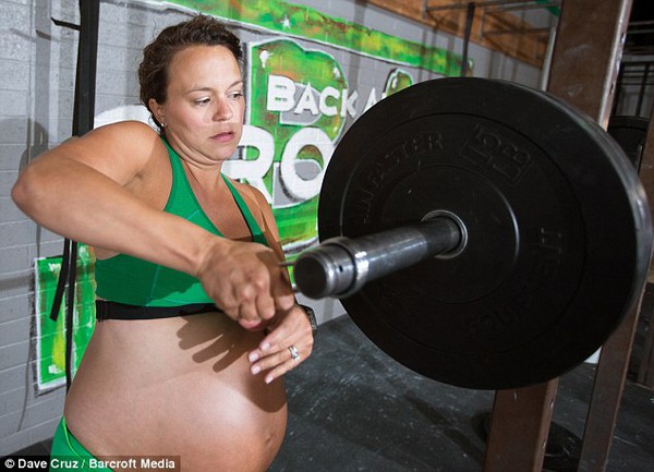 Bà bầu nâng tạ nặng hơn 96kg trước khi sinh 12