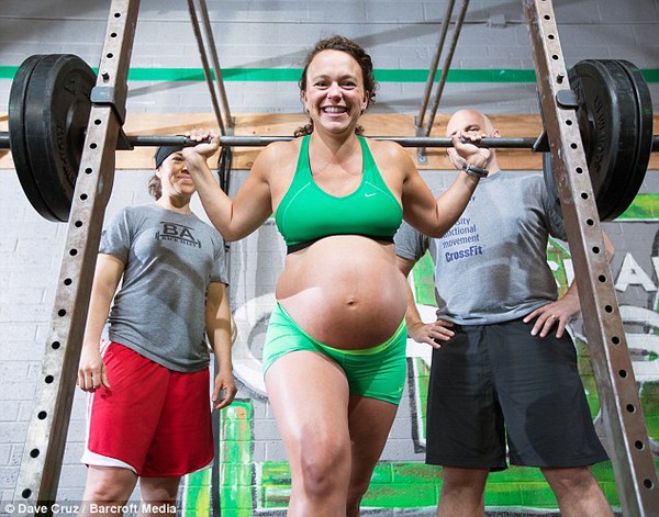 Bà bầu nâng tạ nặng hơn 96kg trước khi sinh 2