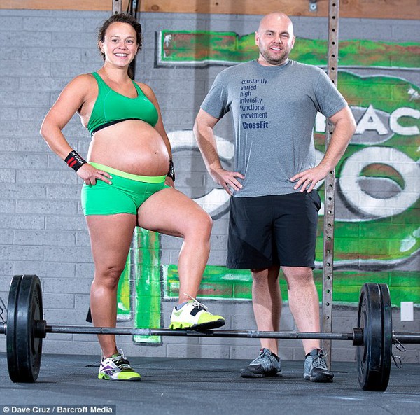 Bà bầu nâng tạ nặng hơn 96kg trước khi sinh 3
