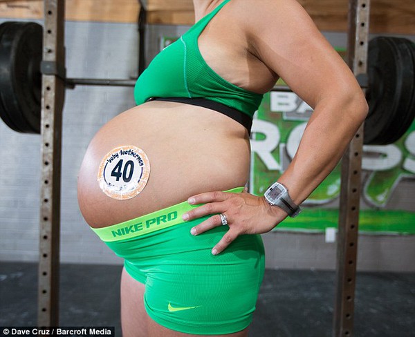 Bà bầu nâng tạ nặng hơn 96kg trước khi sinh 8