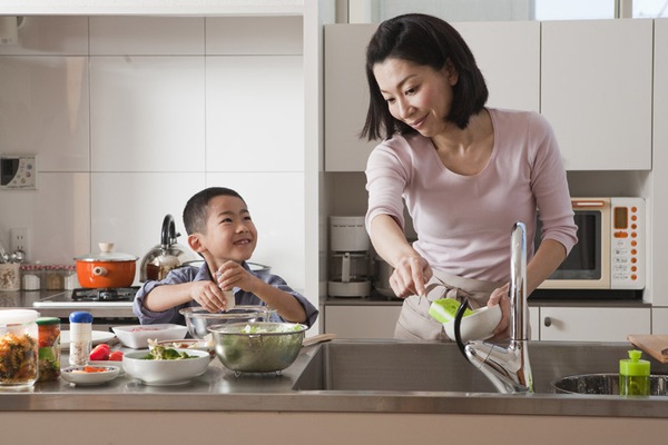 13 lợi ích tuyệt vời khi cho trẻ vào bếp cùng mẹ 2