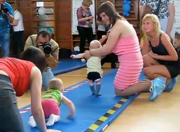 Nga: Nhiều b&agrave; mẹ đưa con đi thi b&ograve; để gi&agrave;nh giải thưởng 3