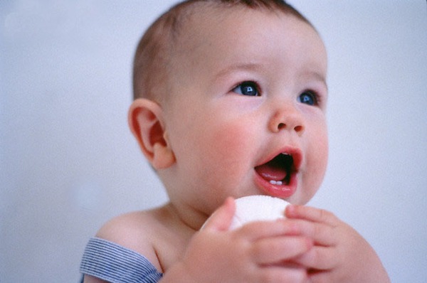 4 cách đơn giản giúp bé giảm đau khi mọc răng sữa 3