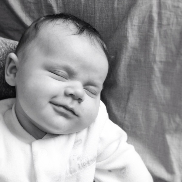 Đáng yêu bộ ảnh trẻ em ngủ với gương mặt tràn đầy hạnh phúc  8