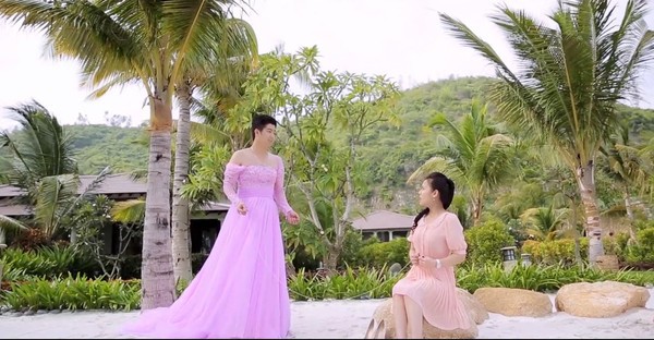 Chồng Nhật Kim Anh... mặc váy trong MV của vợ 3