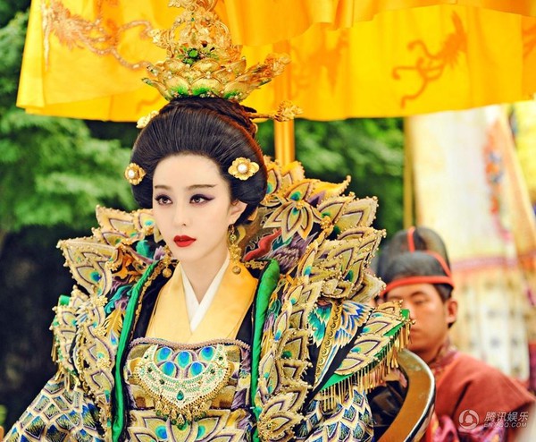 Mặc quá cầu kỳ, Phạm Băng Băng giống... búp bê Nga 4