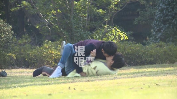 Dương Mịch – Huỳnh Hiểu Minh hôn nhau trên bãi cỏ 4