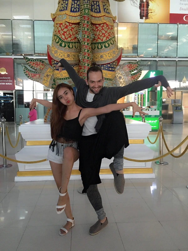 Lan Ngọc quấn quýt bên bạn nhảy ở Thái Lan 2