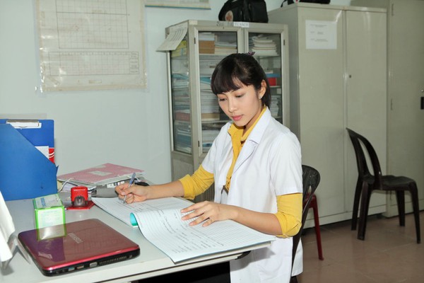 Ảnh Hoa hậu Đặng Thu Thảo làm bác sĩ 3
