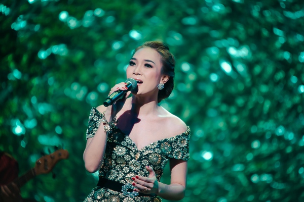 Ảnh Mỹ T&acirc;m nồng n&agrave;n h&aacute;t giữa kh&aacute;n giả Nhật 5