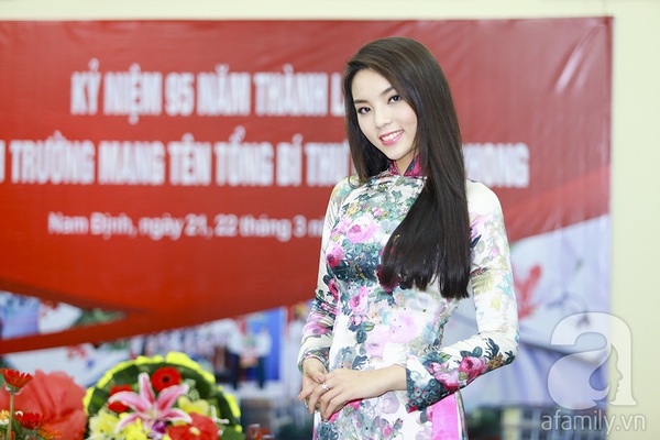 Hoa hậu Kỳ Duyên đẹp giản dị với áo dài truyền thống 16