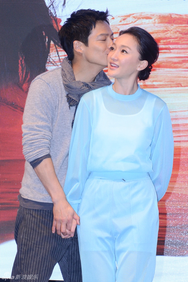 Vợ chồng Châu Tấn tình tứ hôn nhau trong họp báo 1