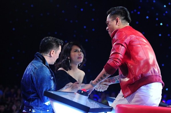 cô gái vừa hát vừa ăn the voice 4