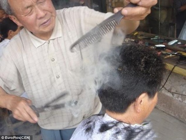 Cắt tóc bằng cách sử dụng kẹp sắt nung nóng  4