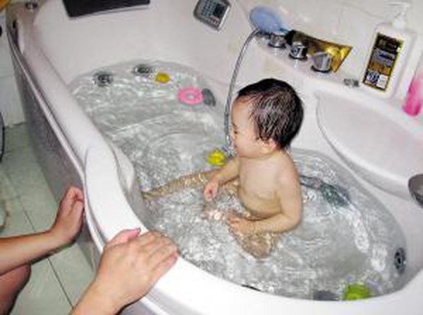 tắm cho trẻ