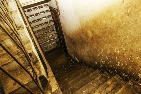 Cầu thang gác trọ ở Chow Kit, nơi cô gái bị cha mình biến thành nô lệ tình dục (Nguồn: themalaymailonline.com)