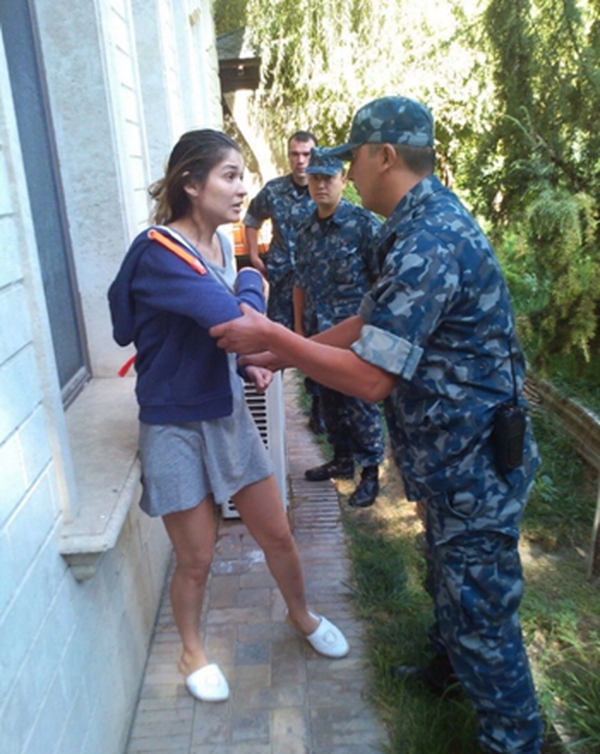 Bức ảnh cho thấy bà Karimova tranh cãi với các nhân viên quản thúc. Ảnh: Washington Post