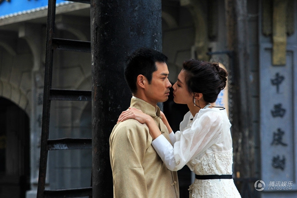 Trịnh Gia Dĩnh h&ocirc;n say đắm si&ecirc;u mẫu Hồng K&ocirc;ng 2