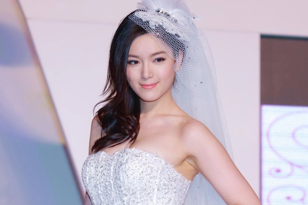 Hoa hậu Trung Quốc bị “ném đá” vì diễn dở 1