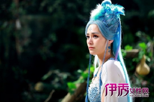 Chung Hân Đồng hóa “hồ ly” tóc xanh xinh đẹp 2