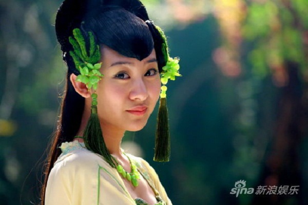 Chung Hân Đồng hóa “hồ ly” tóc xanh xinh đẹp 3