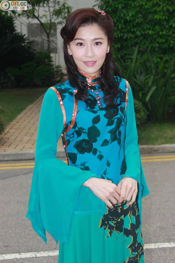 Sao TVB lại bị chê tơi tả vì thời trang sến súa 3