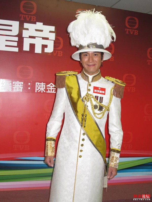 Sao TVB lại bị chê tơi tả vì thời trang sến súa 5