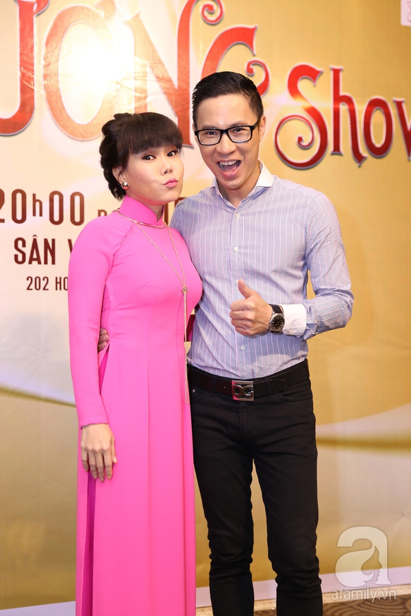 Họp b&aacute;o Việt Hương