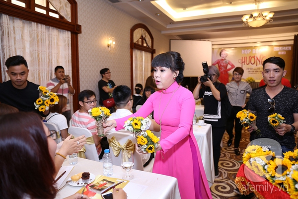 Họp b&aacute;o Việt Hương