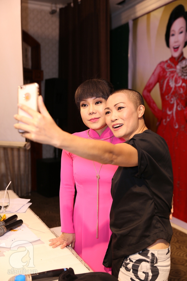 Họp b&aacute;o Việt Hương