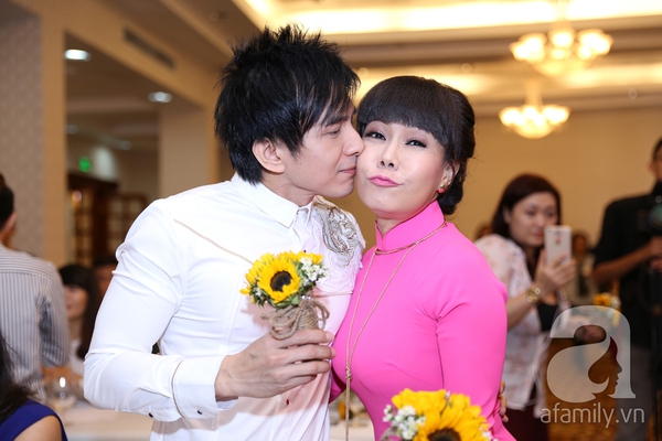 Họp b&aacute;o Việt Hương