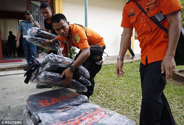 Lực lượng cứu hộ đính chính mới vớt được 3 thi thể nạn nhân máy bay QZ8501 12