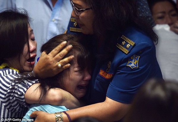 Lực lượng cứu hộ đính chính mới vớt được 3 thi thể nạn nhân máy bay QZ8501 14