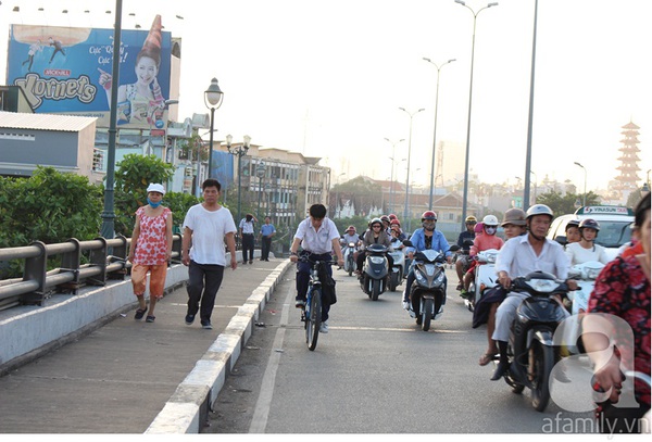 Người Sài Gòn lên cầu... tập thể dục 7