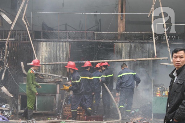 Hà Nội: Cháy chợ Nhật Tân, cột khói khổng lồ bao trùm khu dân cư 3