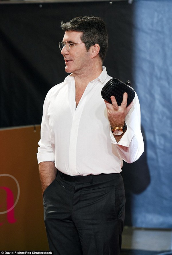 Simon Cowell quên kéo khóa quần