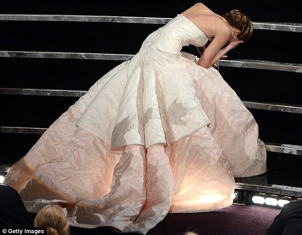 Jennifer Lawrence ngã ở lễ trao giải