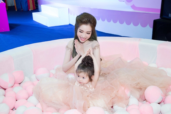 con g&aacute;i Elly Trần