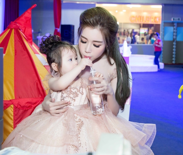 con g&aacute;i Elly Trần