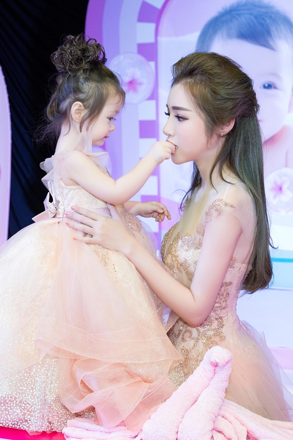con g&aacute;i Elly Trần