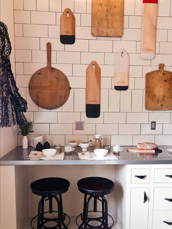 Bạn muốn làm mới không gian bếp của mình mà không cần thiết kế lại toàn bộ? Chỉ cần một vài mẹo trang trí bếp thì bạn có thể đổi mới và làm mới không gian bếp của mình. Với các ý tưởng độc đáo như thay đổi màu sơn, đổi mới phụ kiện và thêm cây xanh vào không gian bếp, bạn sẽ tạo ra một không gian bếp hoàn toàn mới mẻ và đẹp mắt.