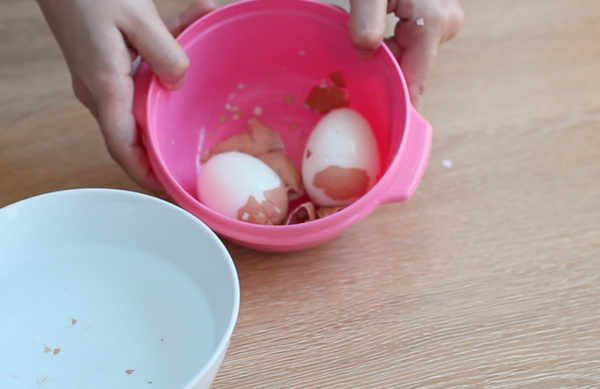 Mẹo b&oacute;c trứng