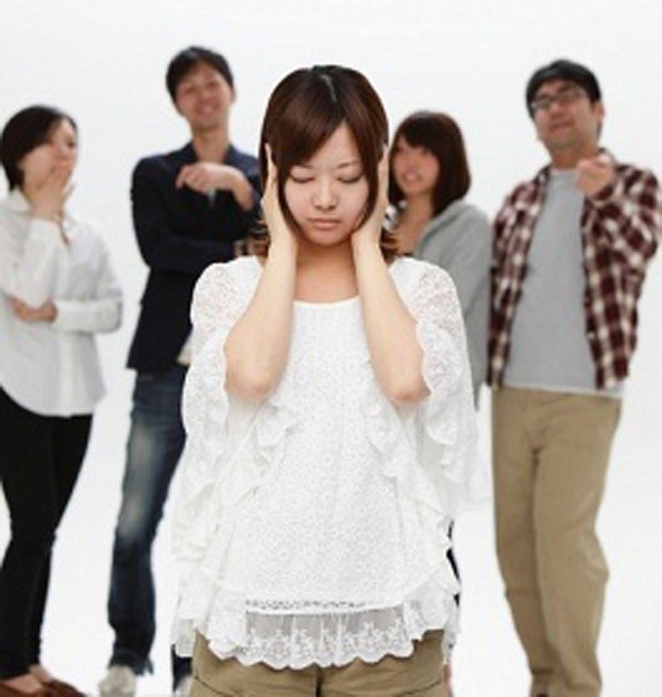 Mất con, t&ocirc;i mất cả cuộc đời/ Mải bu&ocirc;n chuyện, hại chết con/ Nỗi đau tột c&ugrave;ng của người mẹ lỡ hại chết con 2