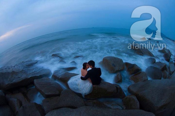 Tình yêu "bắt sóng" từ biển của cặp đôi trẻ 13